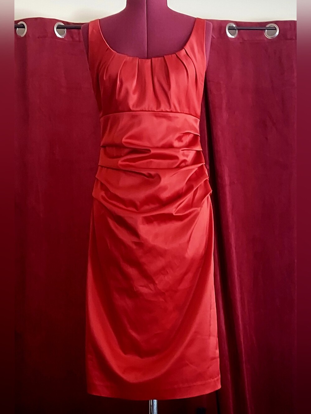 Suzi Chin for Maggy Boutique Red Ruched Satin Knee-Length Cocktail Dress